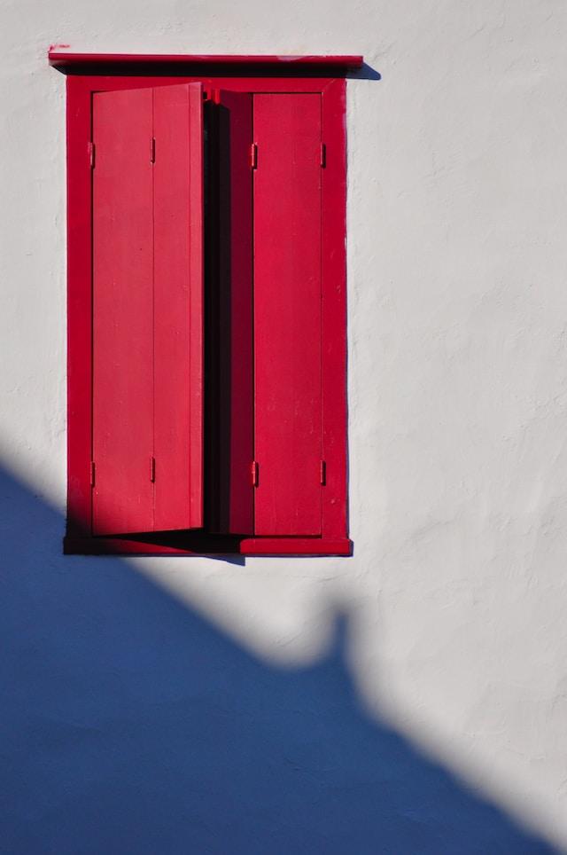 red shutters, shutter colors